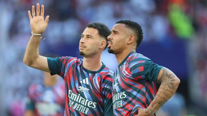 Arsenal pushing Â£20m forward sale as Napoli make contact